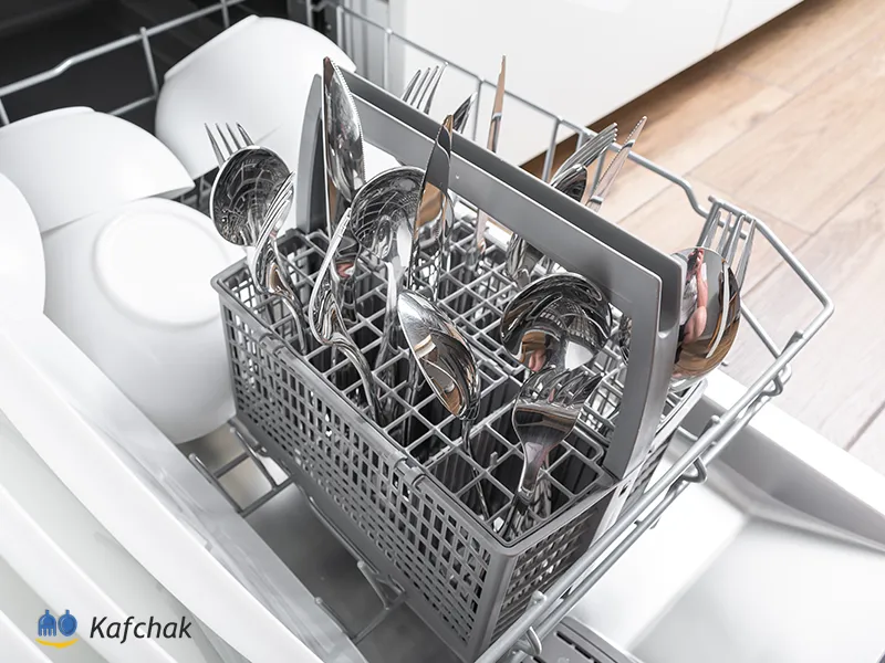قاشق و چنگال‌ها در ماشین ظرفشویی برای شسته شدن