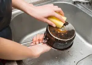 تمیز کردن پشت قابلمه سوخته