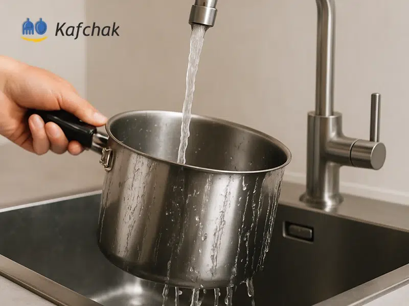 قابلمه استیل در حال شسته شدن برای اولین بار